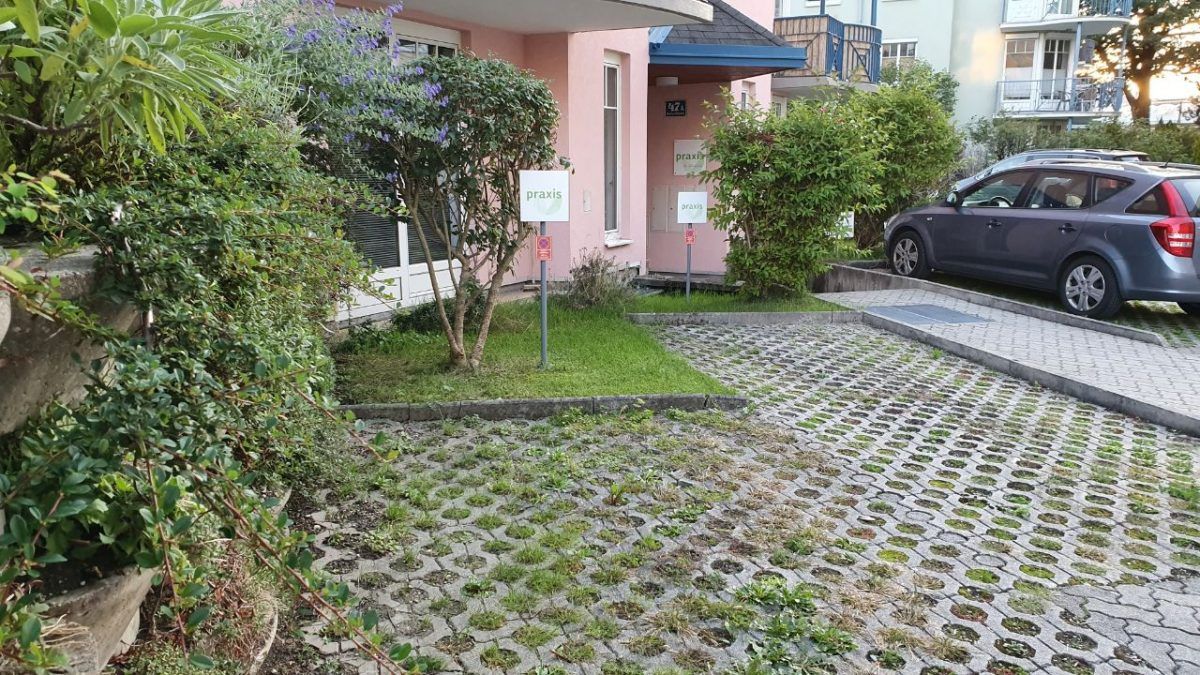 Einfahrt zur Praxis mit zwei Parkplätzen